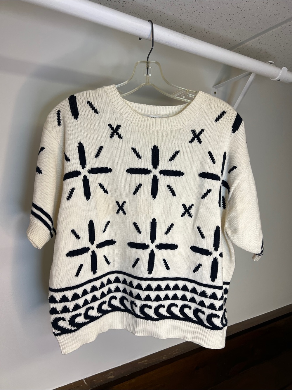 Liz Claiborne Vintage‎ Cream and Navy Short-Sleeve Crewneck Sweater- L